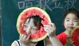 小朋友抢瓜吃,小朋友们的抢瓜盛宴