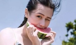 美女吃瓜微信头像,美女吃瓜，解锁夏日清凉新姿势