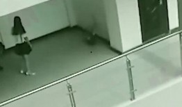 楼上情侣吵架吃瓜,吃瓜群众热议不已