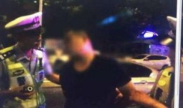 吃瓜男子躲床下