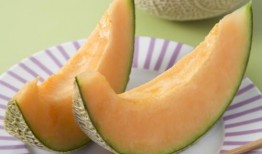 社会小伙吃哈密瓜,甜蜜滋味，畅享夏日