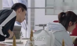 舅舅吃瓜吓侄女,家庭欢乐瞬间