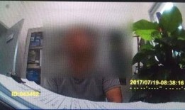 吃瓜男子躲床下