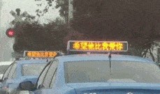 gif男子吃瓜梳头,男子日常趣味瞬间