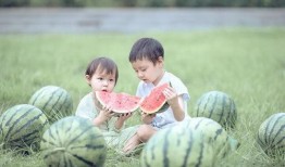 娃娃画画吃瓜,趣味横生的童年时光