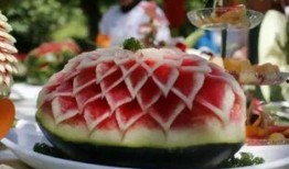 信阳农林吃瓜,瓜果飘香，田园风光尽收眼底