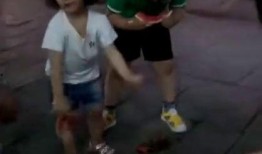 哥哥带着妹妹吃瓜视频,温馨互动萌翻网友
