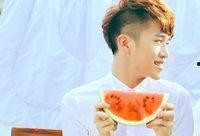 情侣头像萌娃吃瓜,情侣头像中的甜蜜瞬间