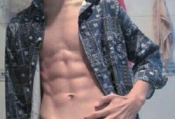 54秒腹肌男吃瓜,揭秘健身达人日常小趣事