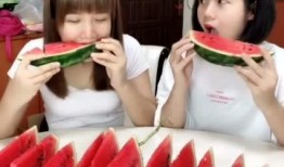 弟弟和表姐吃瓜,弟弟与表姐的欢乐吃瓜时光