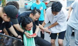 潍坊学生跳舞吃瓜