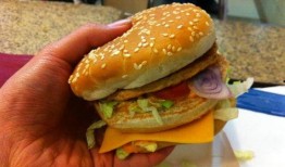 安吉拉吃汉堡吃瓜,汉堡与瓜果的完美邂逅