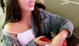 吃瓜小伙怼美女,网络热议引发道德思考