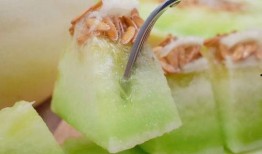 吃蜜瓜水果冰淇淋