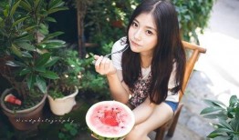 妹子吃瓜方式,揭秘妹子们的独特吃瓜姿势