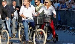 骑车吃瓜群众,品味生活百态的“吃瓜”众生相