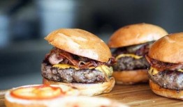 安吉拉吃汉堡吃瓜,汉堡与瓜果的完美邂逅