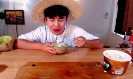 社会小伙吃哈密瓜,甜蜜滋味，畅享夏日