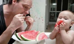 小朋友抢瓜吃,小朋友们的抢瓜盛宴