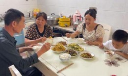 去老爸家摘瓜吃,跟随老爸的脚步去摘瓜品尝