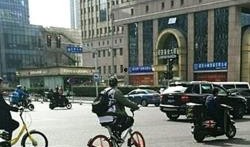 骑车吃瓜群众,品味生活百态的“吃瓜”众生相