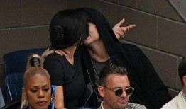 荷兰男名媛吃瓜