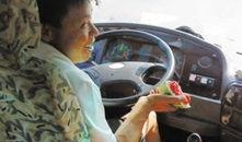 公交司机吃瓜视频,吃瓜视频引发网友热议